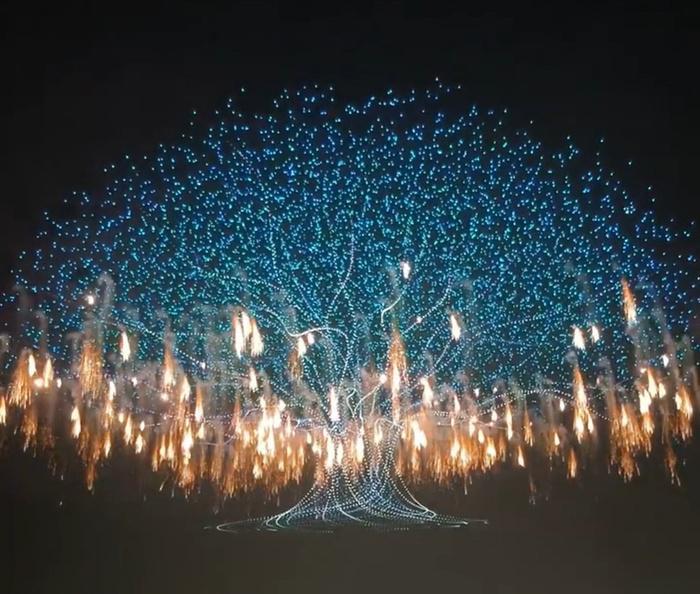 浏阳无人机烟花秀创世界纪录 1.6万架无人机点亮夜空