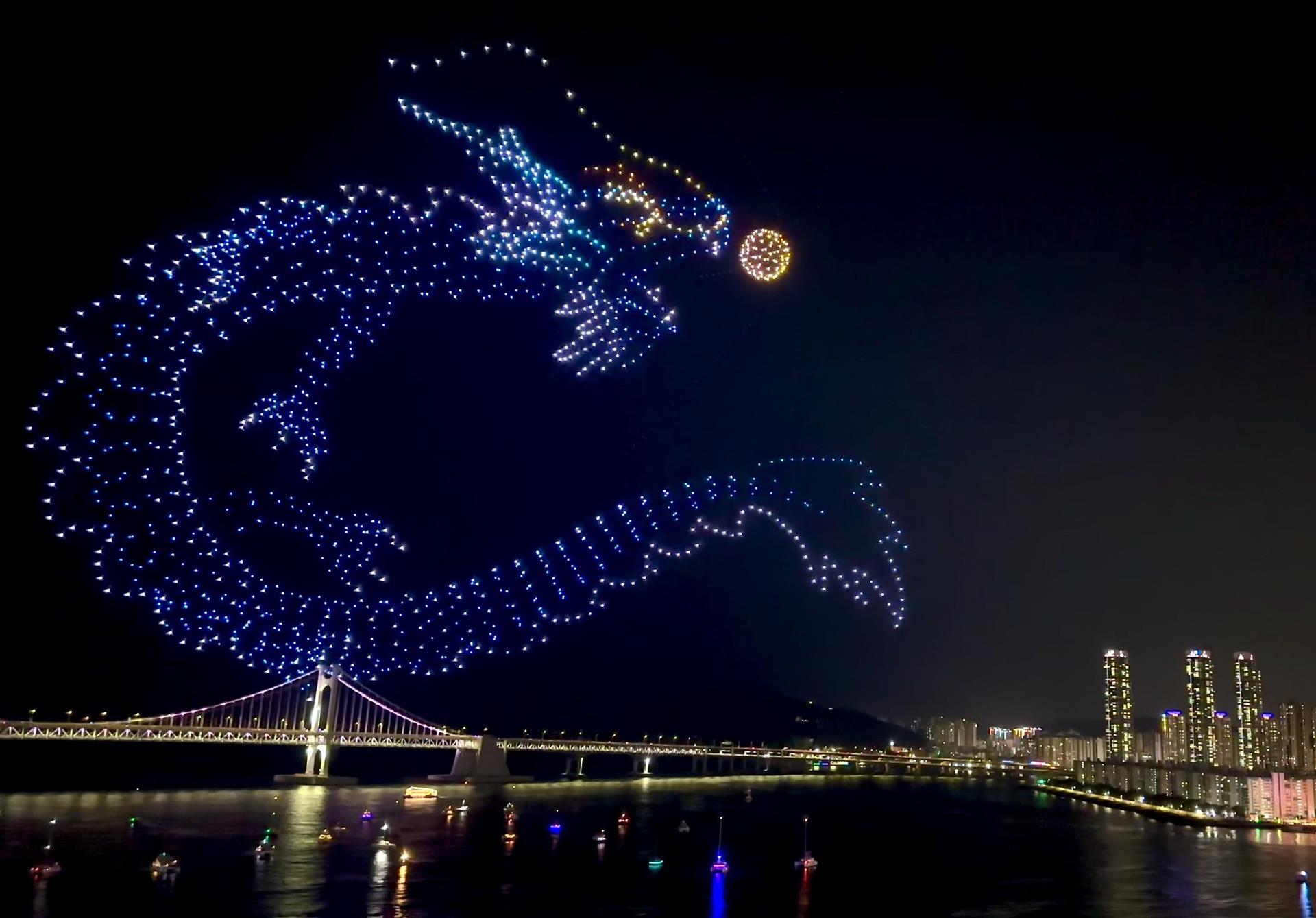 节日夜空的 “造梦师”：无人机规划员坚守岗位点亮璀璨新年